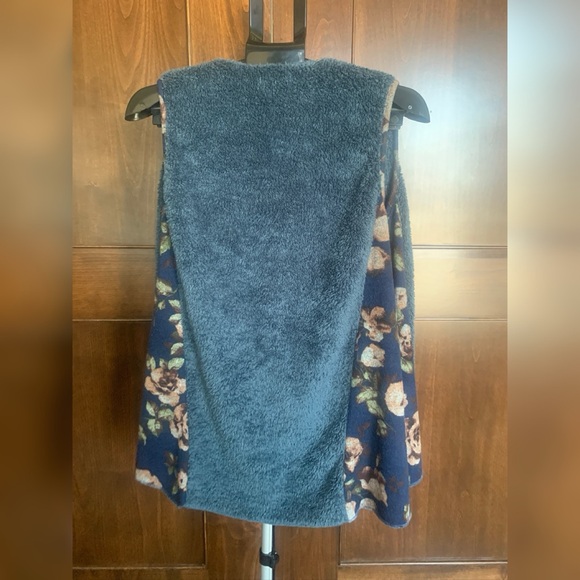 ODDY Blue and Gray Sleeveless Floral Pattern Vest Faux Fur - Picture 2 of 6